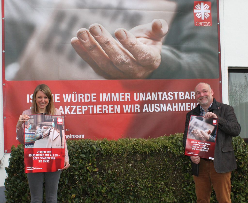 Solidarisch füreinander einstehen – Karina Reimann und Christoph Be-cker aus dem Geschäftsleitungsteam machen sich für die Caritas-Kampagne #DasMachenWirGemeinsam stark.